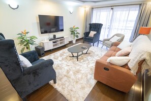 クラシック アパートメント 3 ベッドルーム エンスイート | リビング エリア | 50 インチのプラズマテレビ (ケーブル放送視聴可)、テレビ