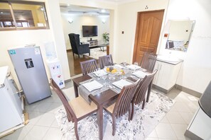 クラシック アパートメント 3 ベッドルーム エンスイート | 客室内のダイニングエリア