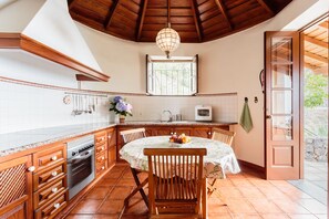 Réfrigérateur, four, plaque de cuisson, cafetière/bouilloire