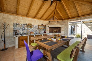 Villa, 3 soverom, tilgjengelighetstilpasset, privat basseng | Eget kjøkken | Mikrobølgeovn, oppvaskmaskin, kaffetrakter/tekoker og høy barnestol