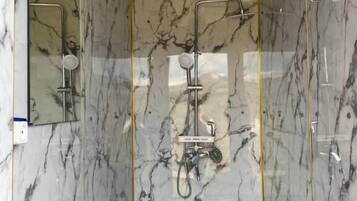 Traditional Double or Twin Room | Bathroom | Free toiletries