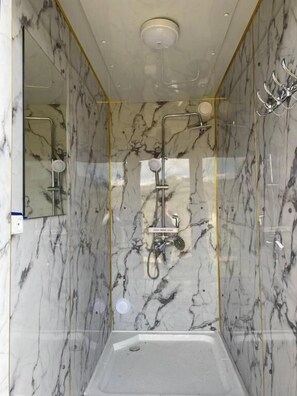 Habitació doble o amb dos llits individuals tradicional | Bany | Articles de tocador gratuïts 