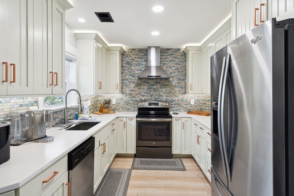 Kühlschrank, Mikrowelle, Ofen, Herdplatte