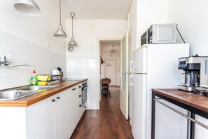 ثلاجة، ميكروويف، فرن، موقد طهي مسطح