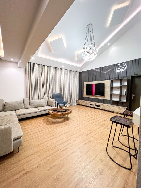 Appartement Deluxe, 4 chambres, fumeur, côté jardin | Coin séjour