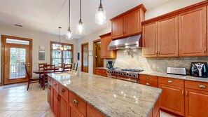 ثلاجة، ميكروويف، ماكينة لصنع القهوة/الشاي، محمصة خبز