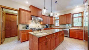 ثلاجة، ميكروويف، ماكينة لصنع القهوة/الشاي، محمصة خبز