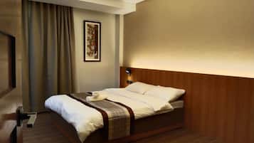 Deluxe Room, 1 Queen Bed, Non Smoking, Pool Access | Egyptian cotton sheets, premium bedding, down comforters, pillowtop beds