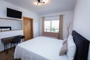 Chambre panoramique double | Couette en duvet, bureau, espace de travail pour ordinateurs portables