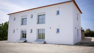 Vista frontal de la propiedad