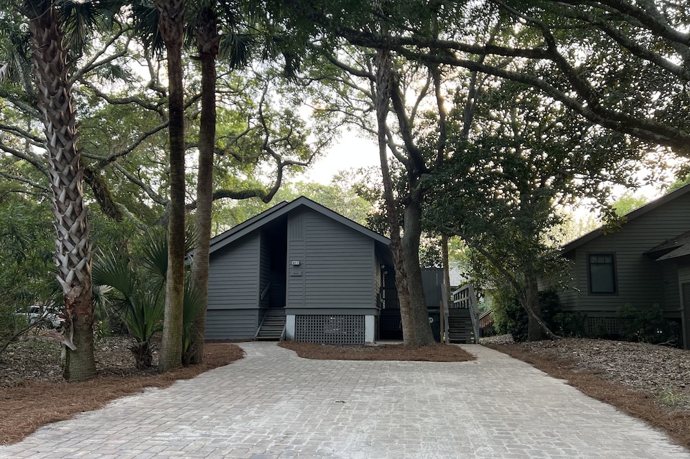 2BR 2BA Oceanwoods Cottage, Short Walk to the Beach and Park