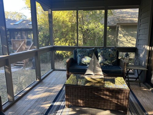 2BR 2BA Oceanwoods Cottage, Short Walk to the Beach and Park 