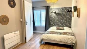 2 camere, una scrivania, ferro/asse da stiro, culla da viaggio
