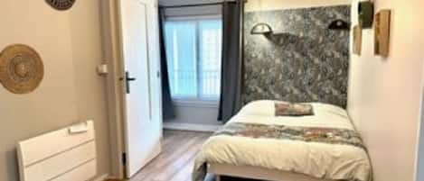 2 Schlafzimmer, Schreibtisch, Bügeleisen/Bügelbrett, Reisekinderbett