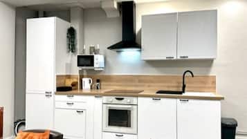 Een koelkast, een microgolfoven, een oven, een kookplaat