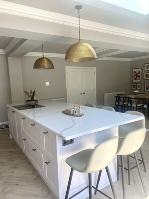 Dining - London Suburb Lux Home from Home - walking distance from Piccadilly Tube (London)