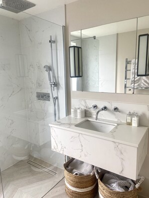 Een douche, een haardroger, handdoeken, zeep