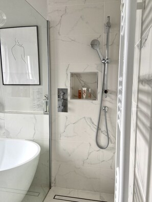 Een douche, een haardroger, handdoeken, zeep
