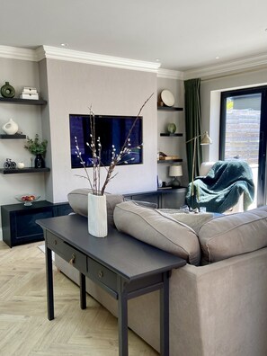 Living area - London Suburb Lux Home from Home - walking distance from Piccadilly Tube (London)