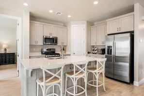 Frigorifero, microonde, forno, piano cottura