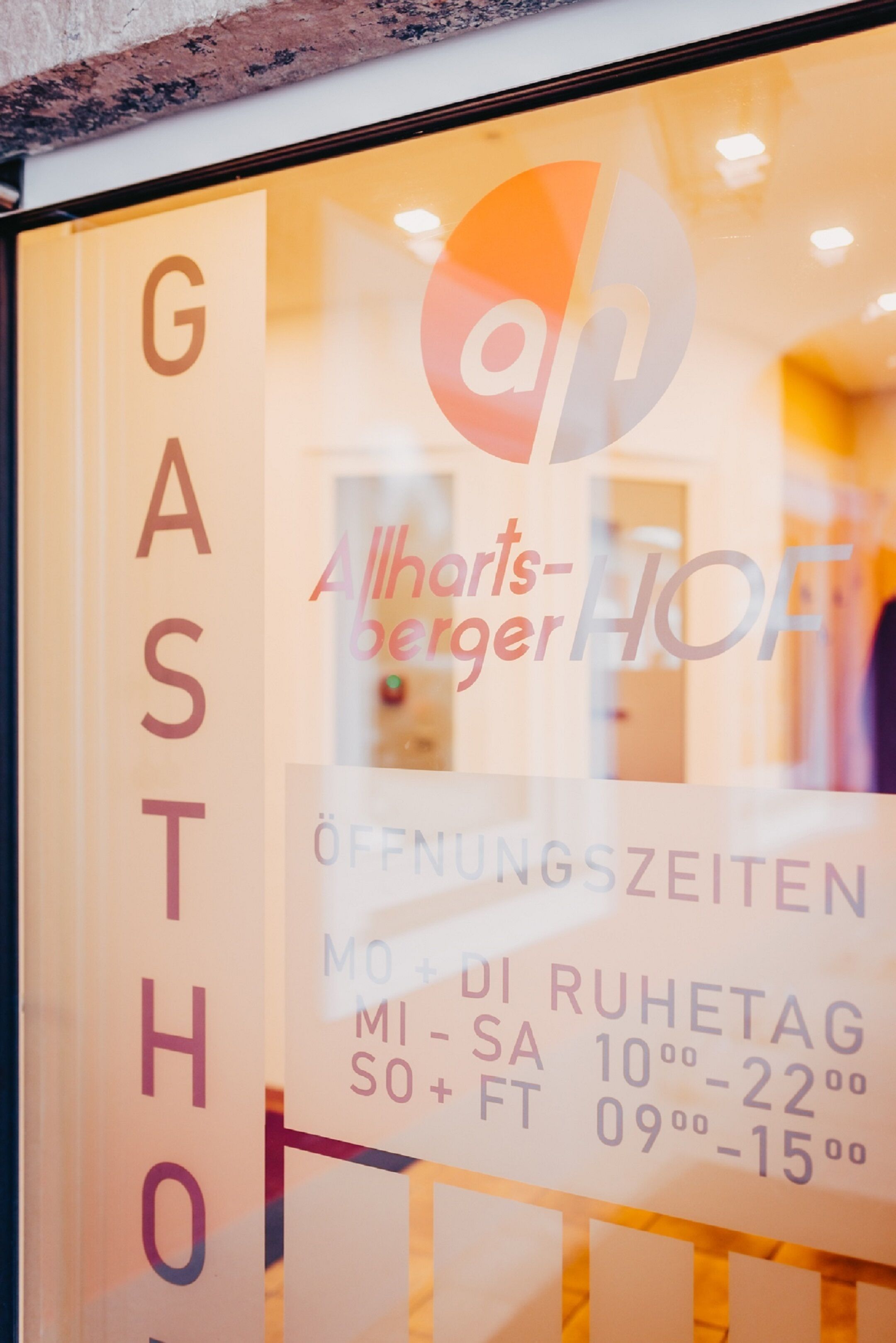 A hotel sign with the name "GASTHO" and a logo with the letters "an".