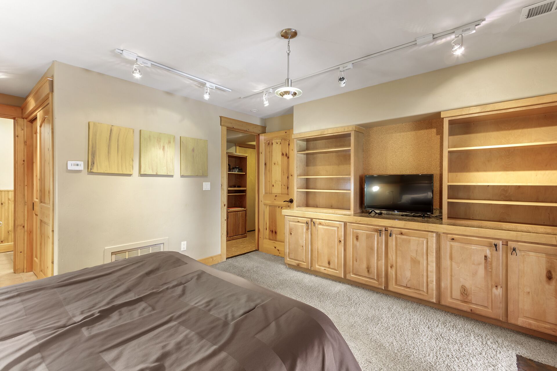 Cozy Studio near Lake Dillon! Shared on-site hot tub!