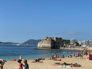 Chaises longues, serviettes de plage