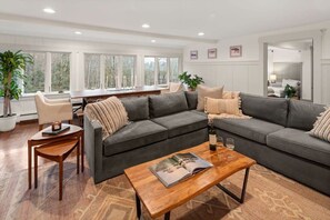 Televisión y oficina 