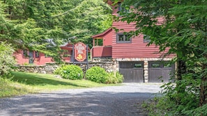 A red building with a stone wall and a sign for The Inn at Turner Mill. - 4BR Vermont Condo | Stowe Mountain & River Access (Stowe)