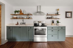 Coffee/tea maker, fridge, microwave, oven - Cozy Vermont Escape | Stowe Mountain & Ski Resort (Stowe)