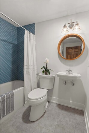 Bathtub, hair dryer, towels, shampoo - Cozy Vermont Escape | Stowe Mountain & Ski Resort (Stowe)