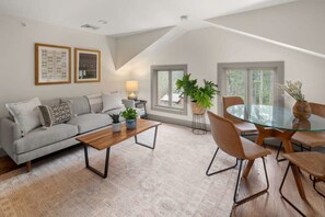 TV, offices - Tranquil New England Home off of Mountain Rd (Stowe)