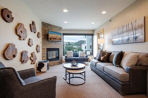 Télévision, cheminée