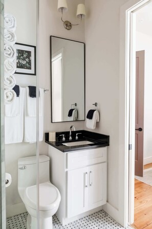 Bathtub, hair dryer, towels - Designer 7 bedroom | Heated Pool | Stay Heirloom (New Orleans)