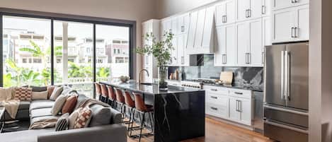 Réfrigérateur, four à micro-ondes, un four, surface de cuisson