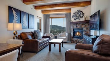 Een flatscreentelevisie en een open haard