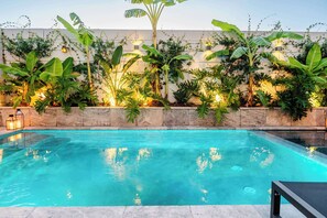 Piscina aquecida, espreguiçadeiras