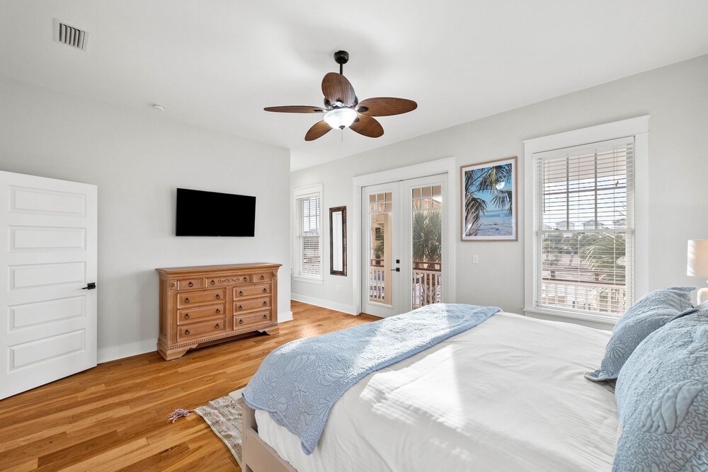 Book Your Fall Getaway Today! Bay Views! Community Amenities! Tennis