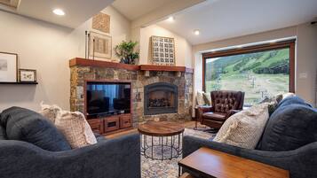 Televisie en een open haard