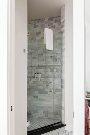 Bathtub, hair dryer, towels, shampoo - Designer 6-bedroom, pool 1 block to parade route! (New Orleans)