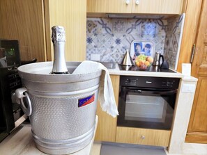 Fridge, microwave, oven, stovetop - Luxurious Apartment 200m from Piazza Navona (Roma)