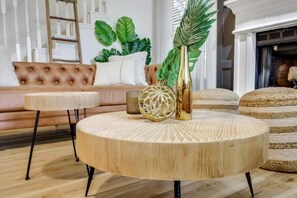 Una televisión, una chimenea, una oficina