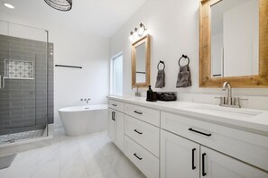 Badewanne, Haartrockner, Handtücher, Shampoo