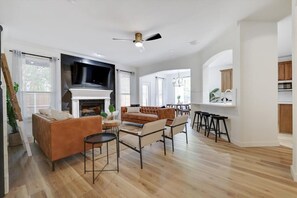 Una televisión, una chimenea, una oficina