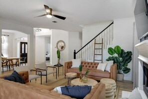 Télévision, cheminée, chaîne hi-fi, espaces bureaux