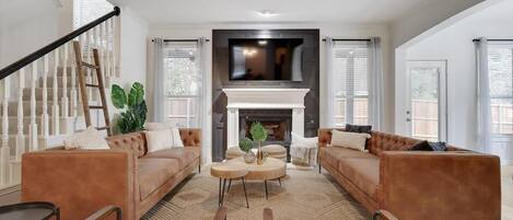 Télévision, cheminée, chaîne hi-fi, espaces bureaux