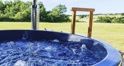 Badger Cabin - Luxury Log Cabin with private hot tub