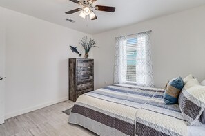 3 室のベッドルーム、アイロン / アイロン台、WiFi (無料)、ベッドシーツ