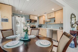 Dining - Enjoy easy, single-level living in this 3 bed / 2 bath home — pet-friendly, with (Port Aransas)