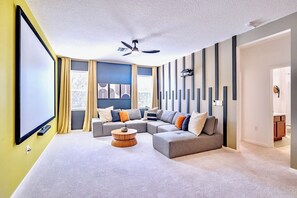 Televisión, futbolito y oficina